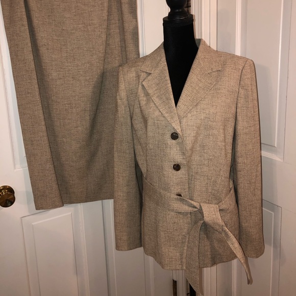 LeSuit Womenβs 2 Piece Suit - Picture 6 of 8